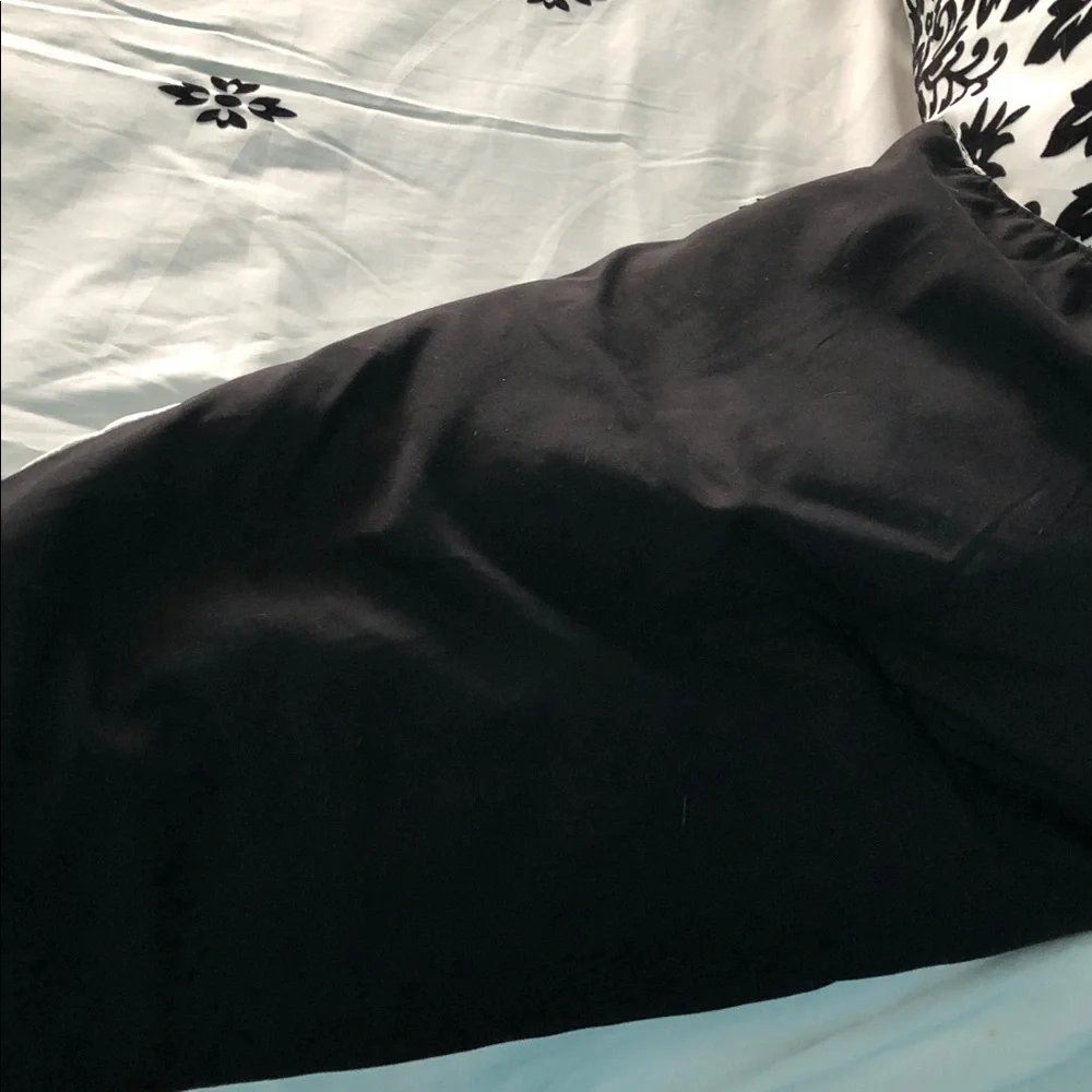 MACY’S DAMASK FLOCK QUEEN SIZE COMFORTER SET • BLACK/WHITE RAISED DAMASK PATTERN